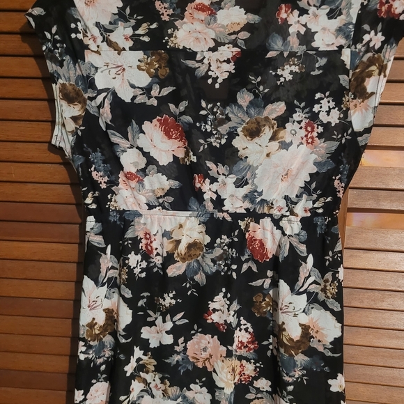 Siren Lily Black and Cream Floral Maternity Blouse Sz Small Sheer - Picture 3 of 8